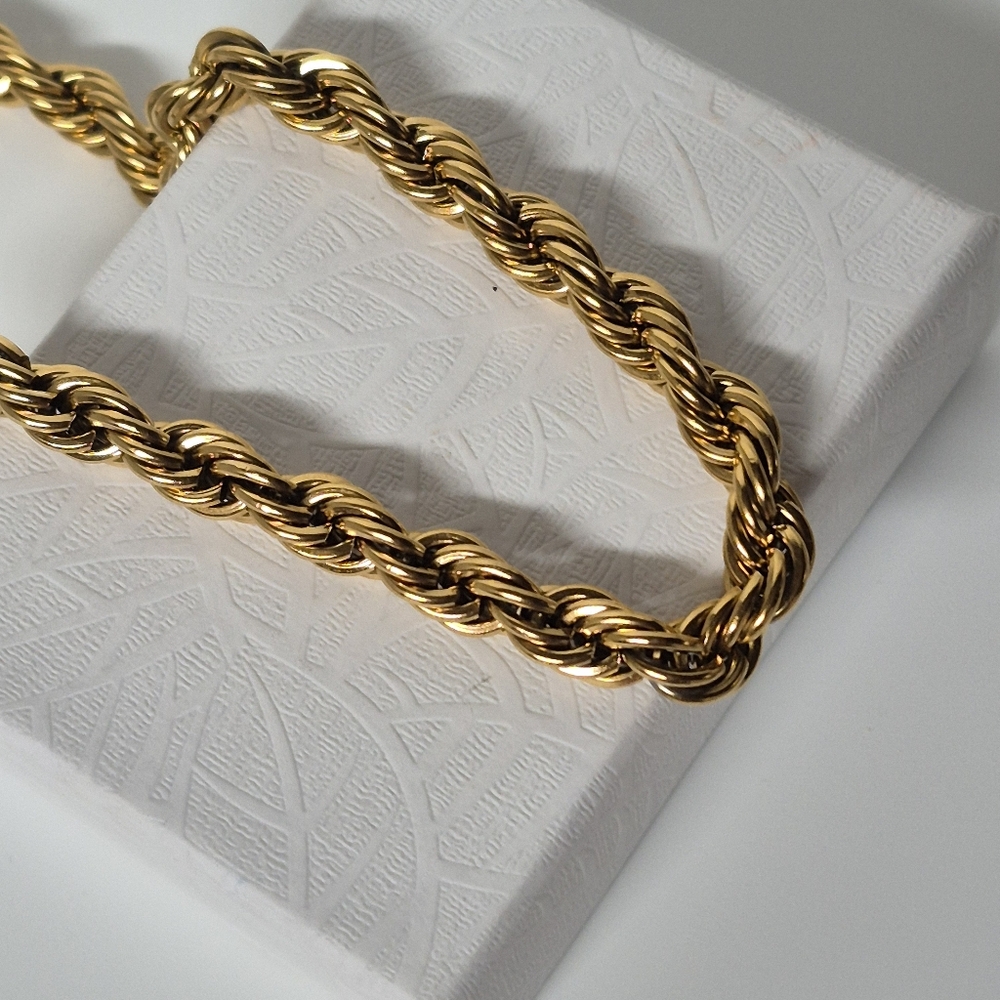 Luxurious Gold Rope Chain Necklace - Picture 4 of 6